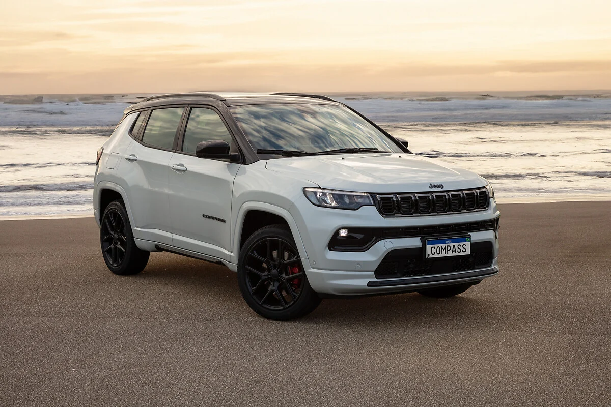 Jeep Compass branco à beira-mar