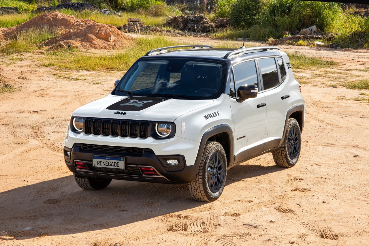 Jeep Renegade branco em uma estrada de terra