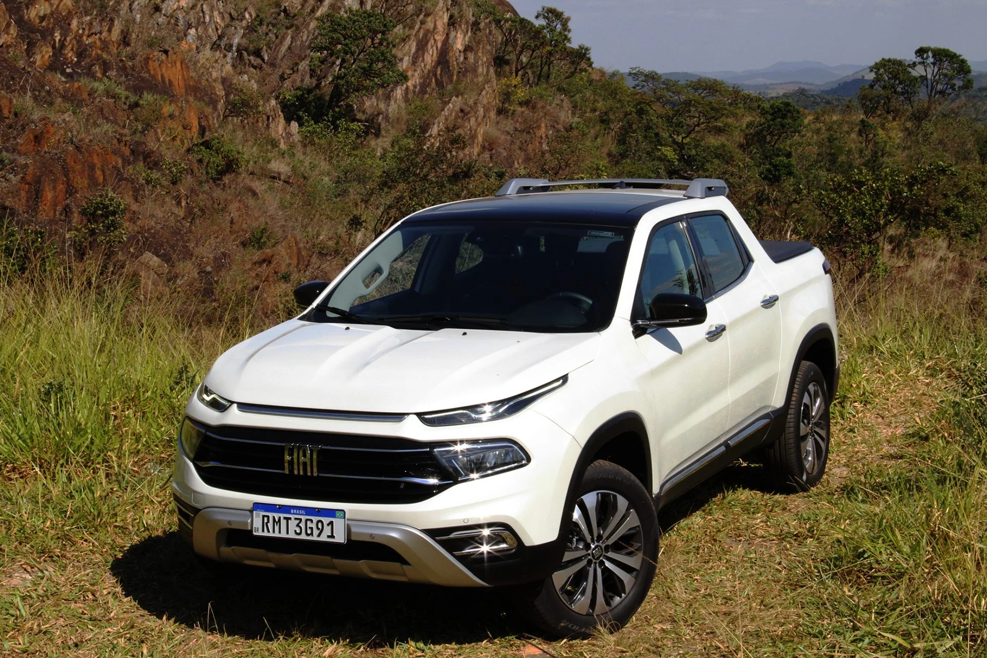 Fiat Toro branca em uma paisagem de montanha